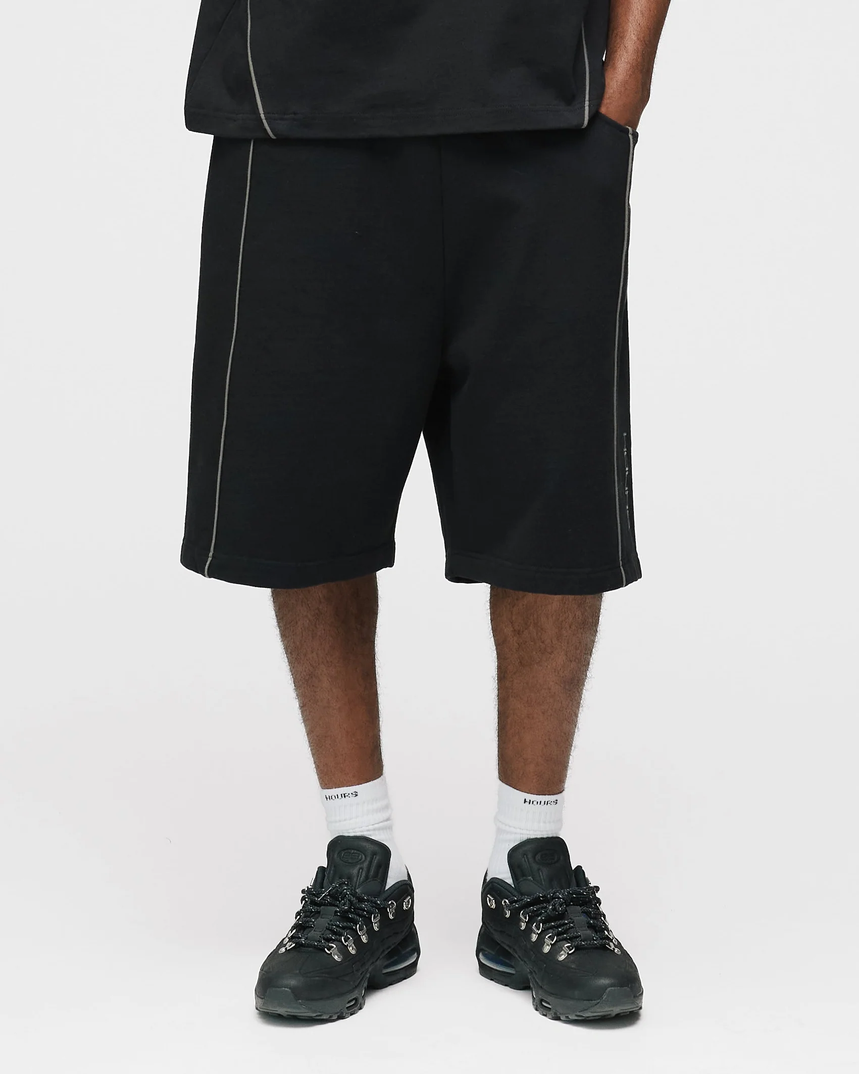 Arc Baggy Sweatshorts - Black - Image 3